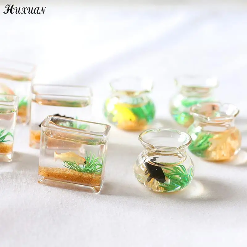 

Миниатюрный стеклянный кукольный домик