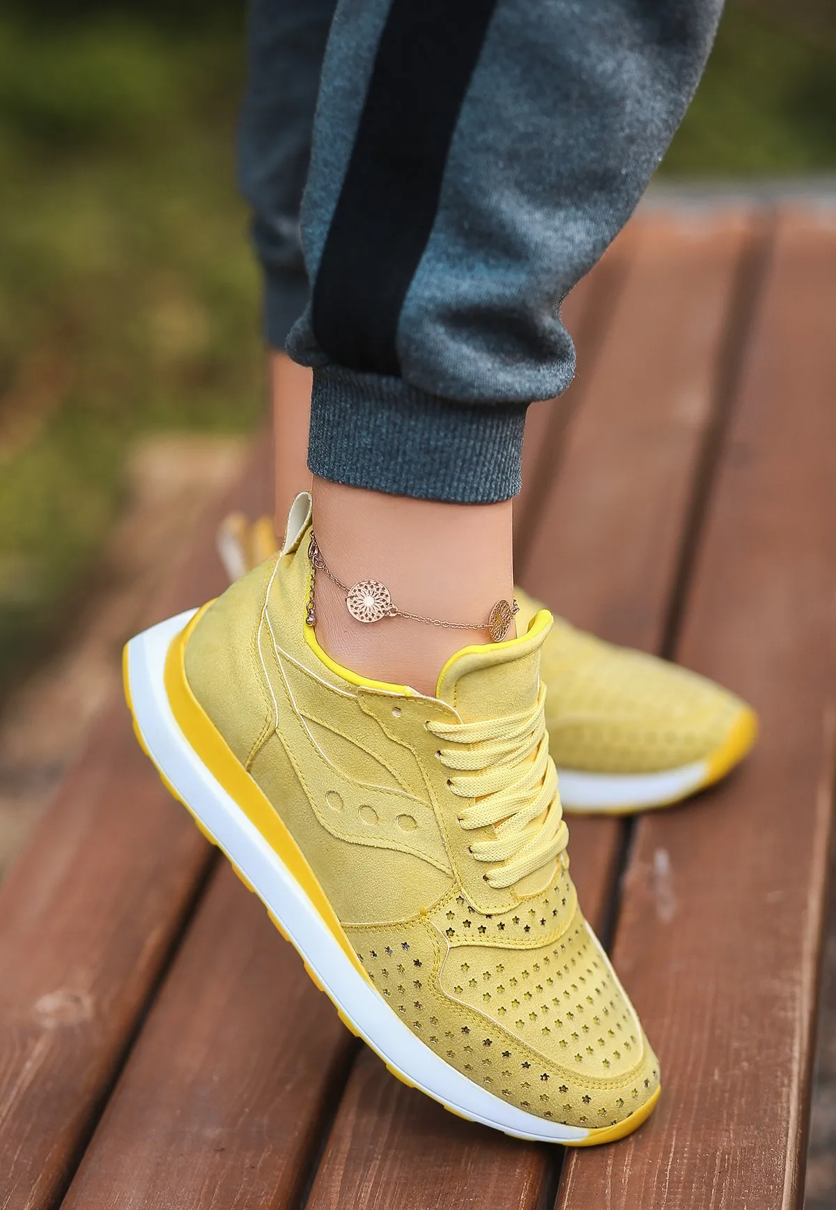 Замшевые кроссовки на шнуровке, желтые