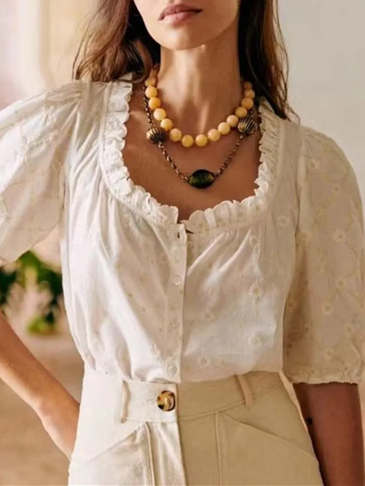 

Женская рубашка с вышивкой ромашки, белая однобортная блузка с пышными рукавами и квадратным воротником с оборками, лето 2023