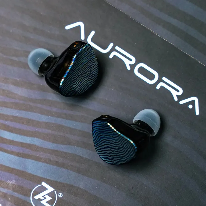 Фото Наушники HiFi 7Hz Aurora 1 DD+1 Planar Drive с 2 BA-драйверами, сменными разъемами 3.5мм/4.4мм и настраиваемым съемным кабелем 0.78мм 2Pin №2