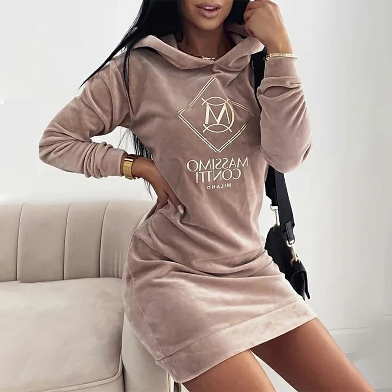 

Женское бархатное платье-свитшот с капюшоном и надписью