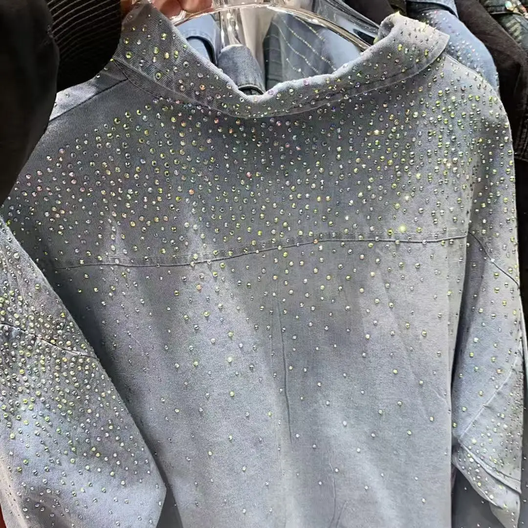 Настоящее фото новинка осени трендовые джинсовые рубашки и блузки с горячим