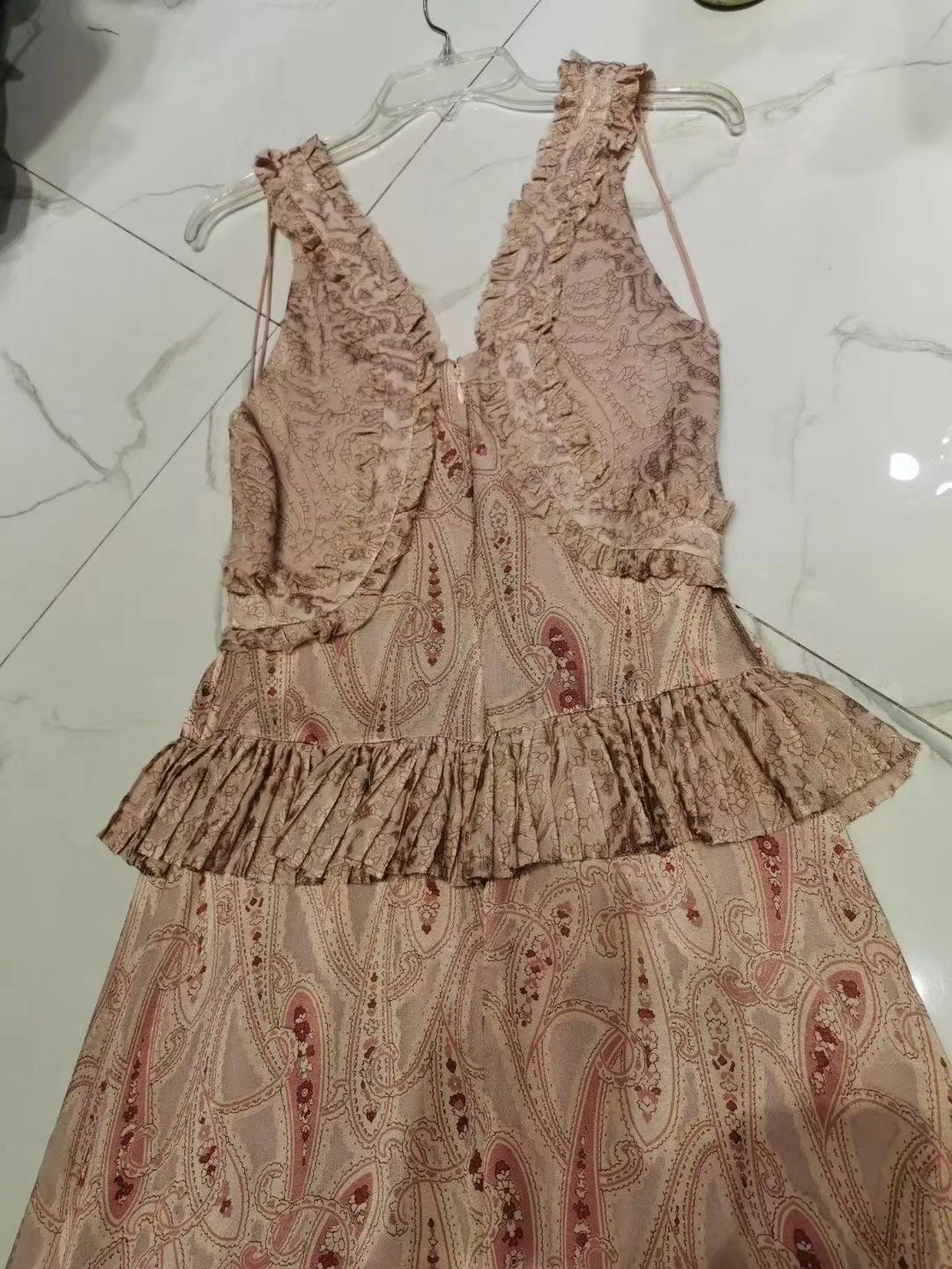 Рисунок 3 - Женское платье с V-образным вырезом