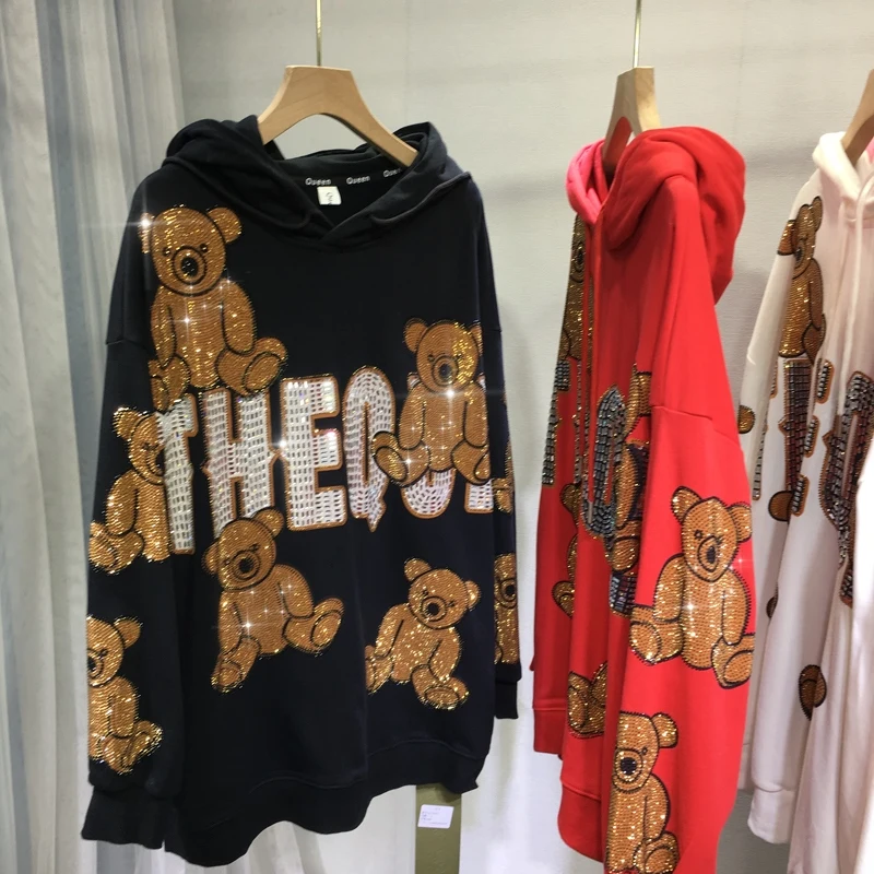 

Женская толстовка средней длины, с капюшоном и стразами