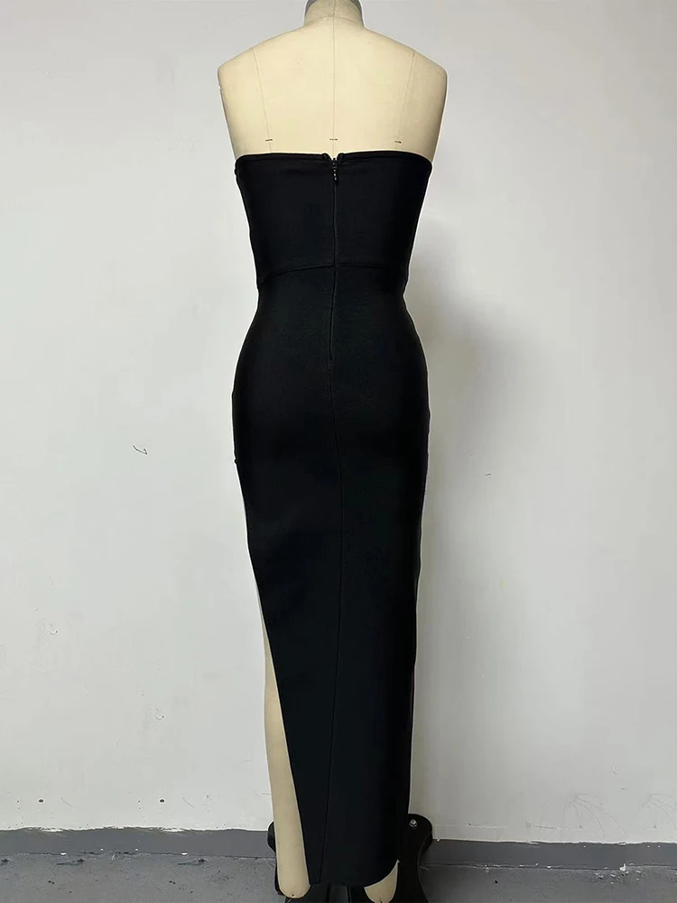 Женское вечернее платье со стразами черное облегающее без рукавов и с открытой