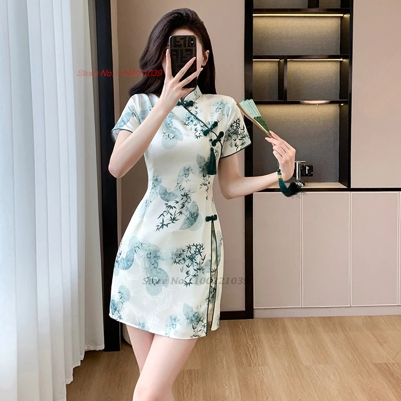 Ципао с национальным цветочным принтом