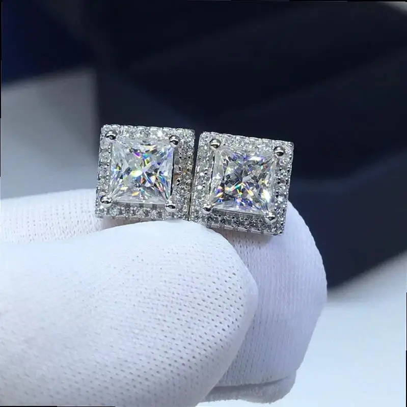 

Серьги-гвоздики женские из серебра пробы с муассанитом