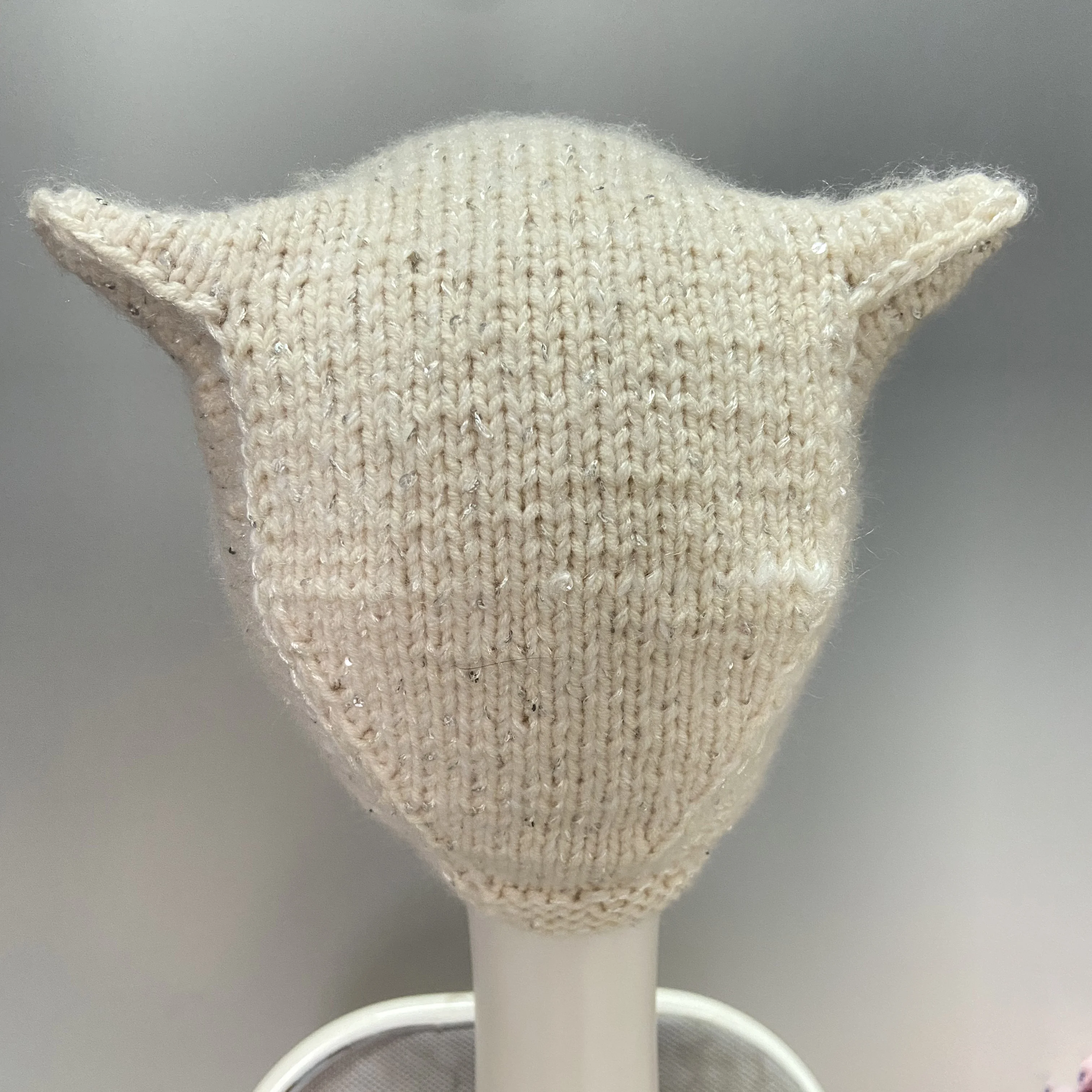 Женская забавная теплая вязаная зимняя однотонная бежевая шапка в виде кошки с