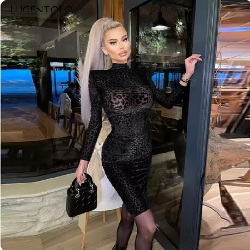 Женское элегантное платье с высоким воротником и плечевыми подушечками