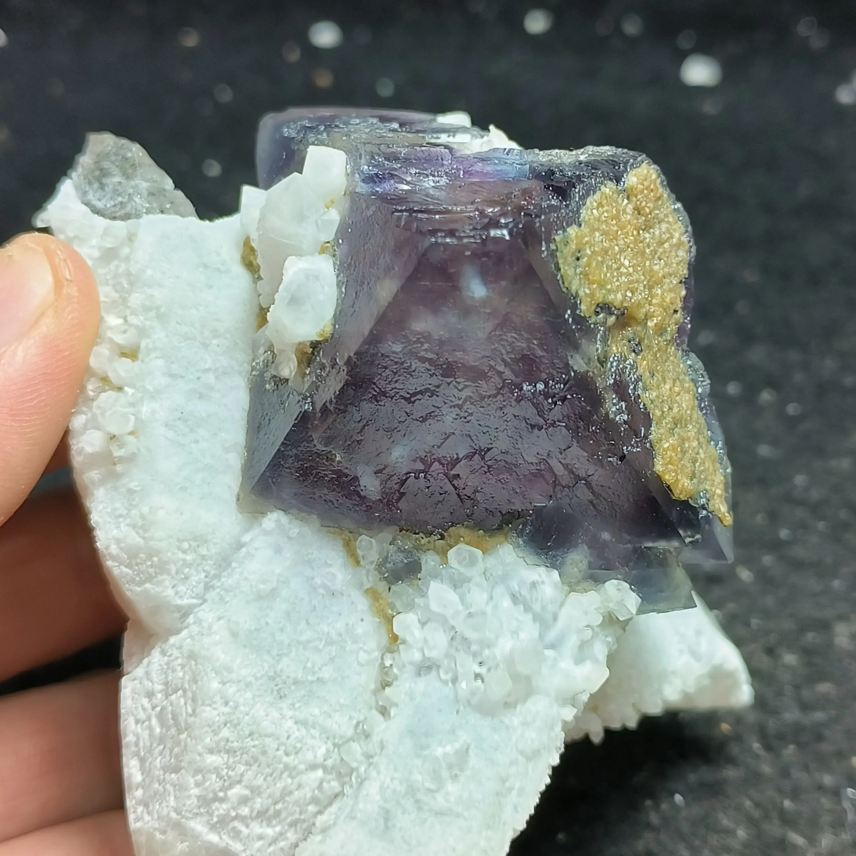 

294.4g，Large grain, rare octahedral dream fluorite and crystal paragenetic mineral specimen QUARTZ GEM furniture decoration