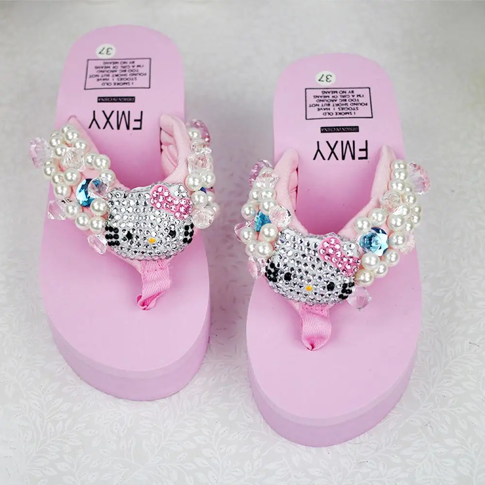 

Cartoon Surrounding Kawaii Full Diamond Hellokittys Lady Sewn Pearl Gemstone Herringbone Slippers Beach Slope Heel Shoes Fashion