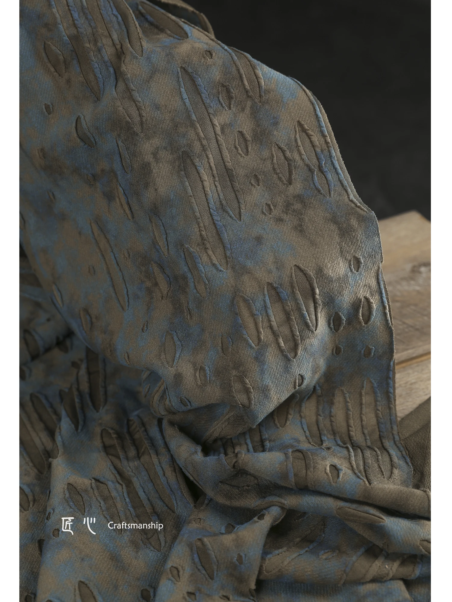 Трикотажная ткань в голубую точку с рисунком улыбки реконструированная