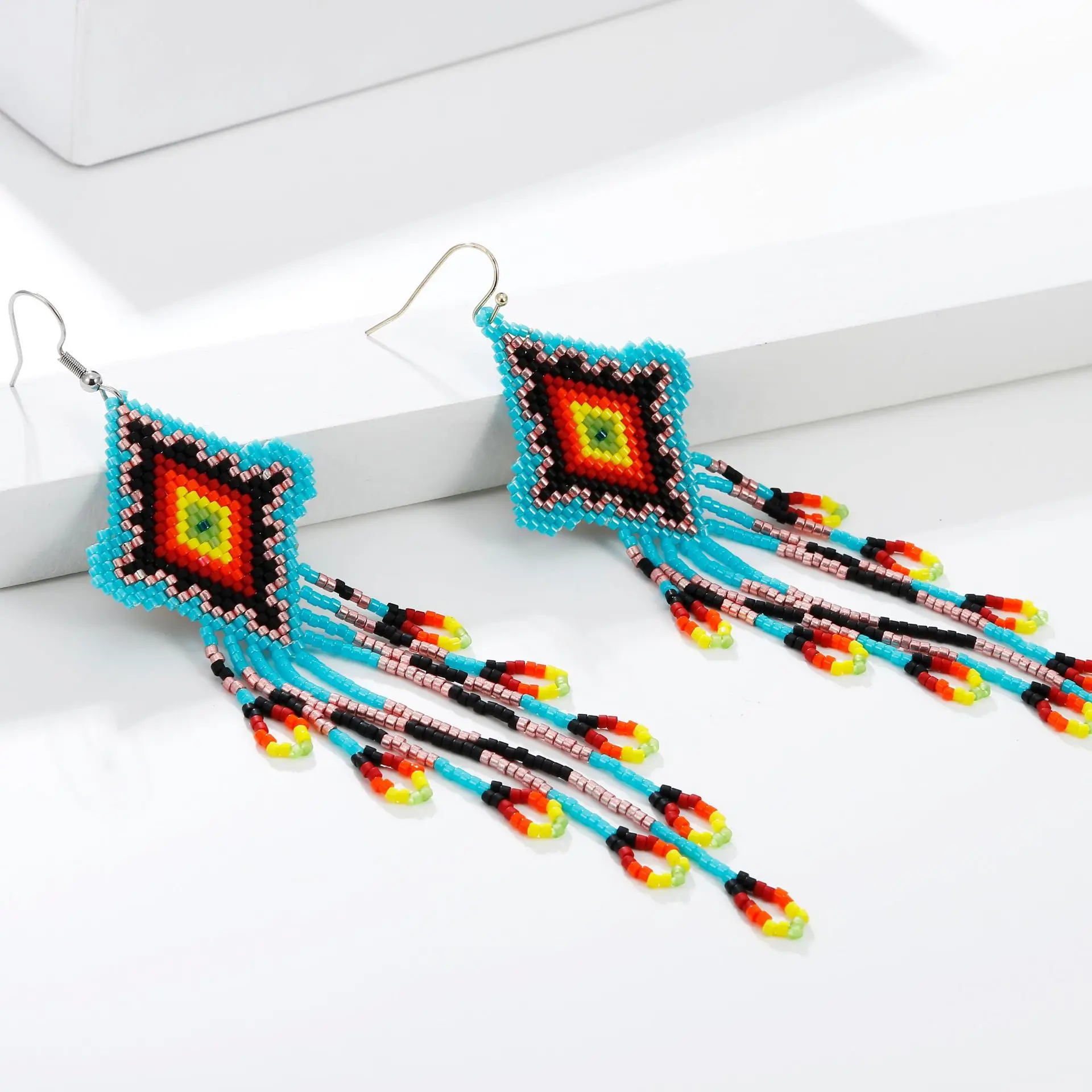 

Серьги-кисточки ручной вязки с бисером и градиентом