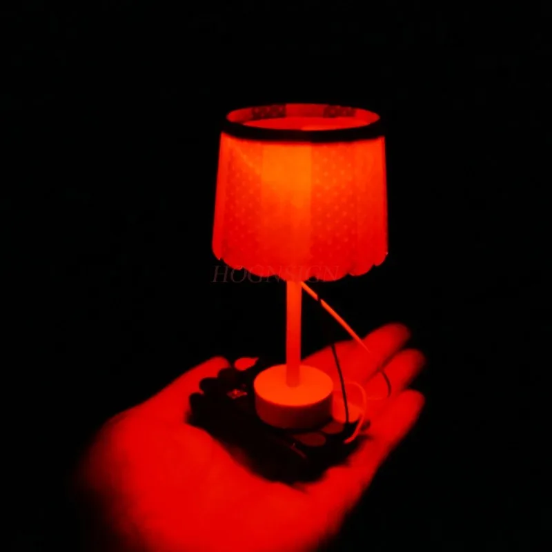 Наука и технология делают маленькое изобретение цветная меняющая цвет маленькая