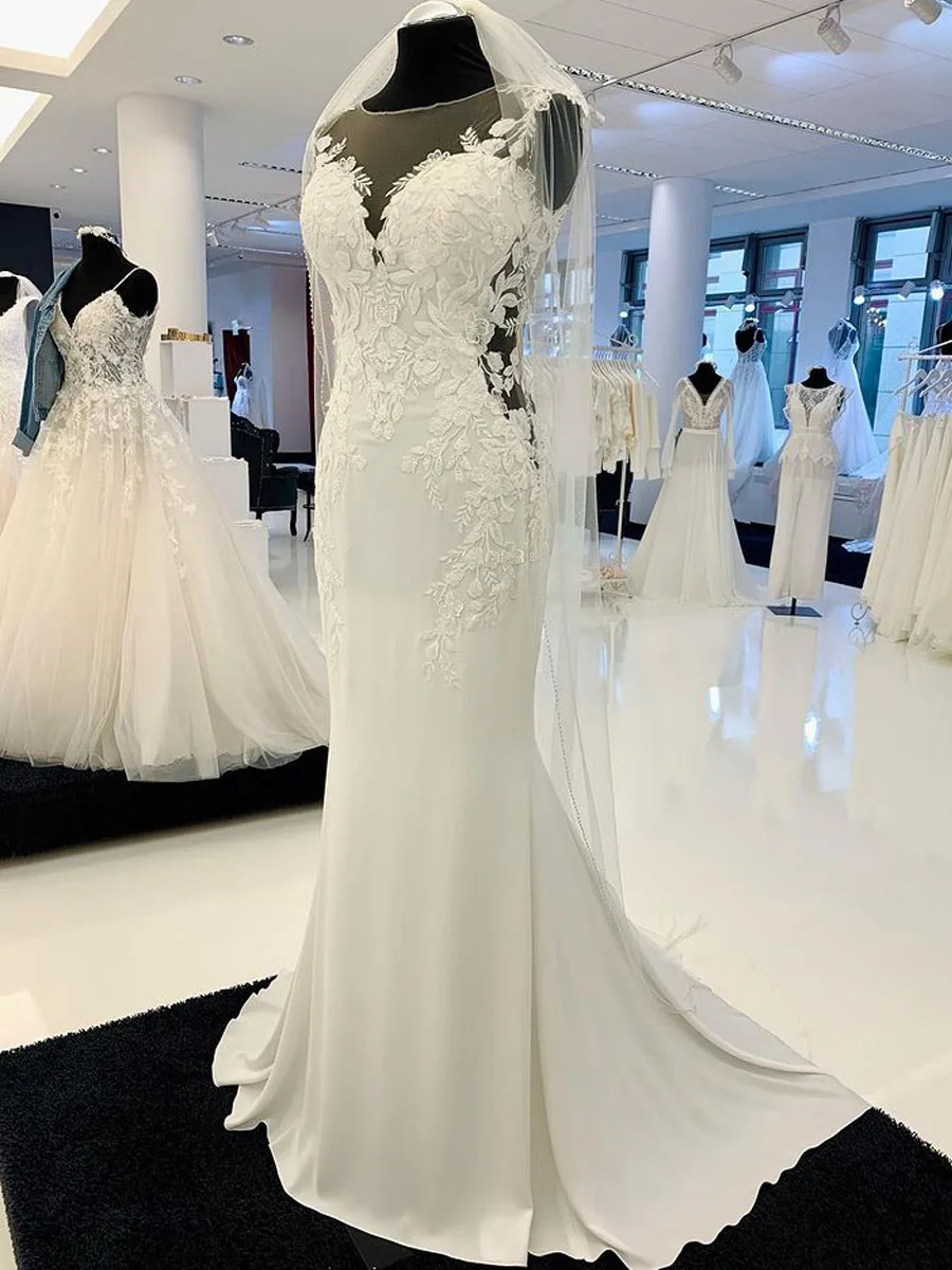 

Женское платье с юбкой годе, длинным шлейфом и V-образным вырезом