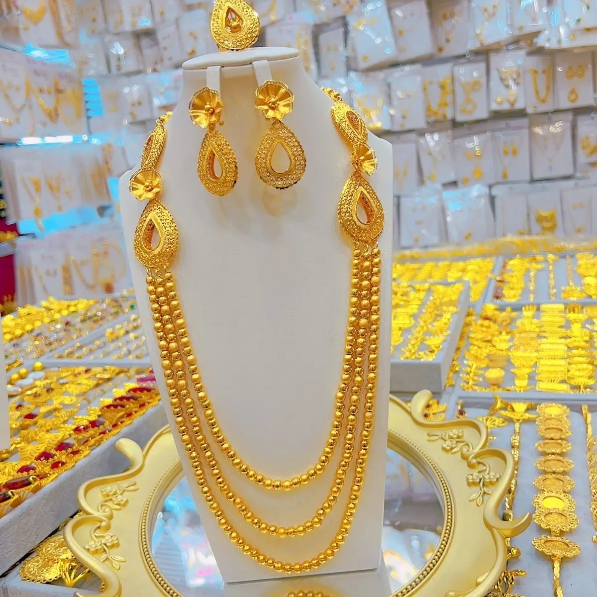 Комплект женских ювелирных изделий из колье серёг и кольца с золотым покрытием