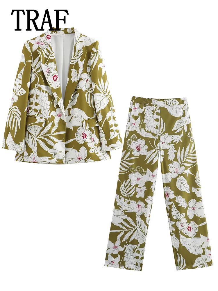 Костюм-двойка женский из блейзера и брюк с принтом