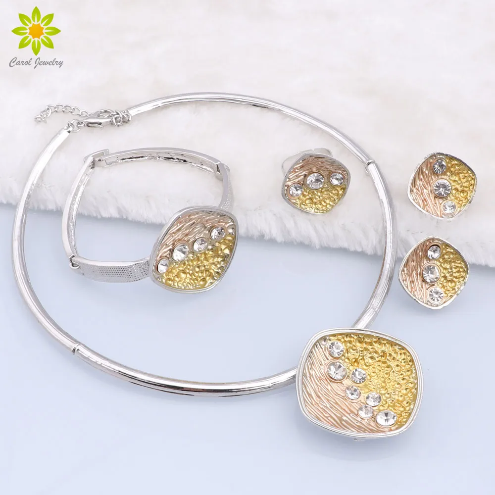 

Женский ювелирный комплект из колье, серёг, браслета и кольца