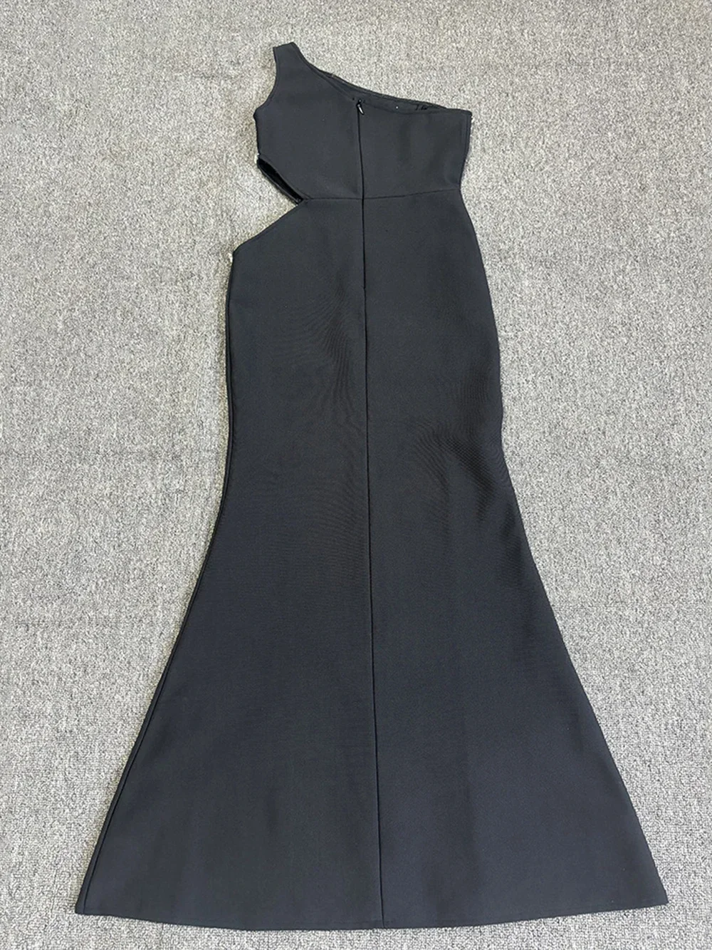 Женское платье-макси с одним открытым плечом без рукавов разрезом