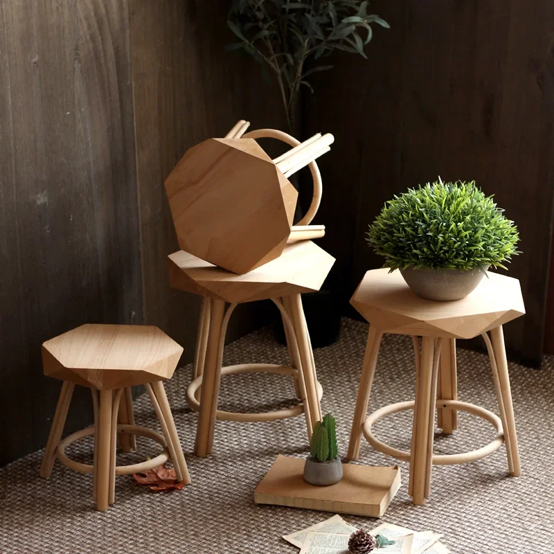 Деревянный креативный маленький табурет простой и штабелируемый обеденный в