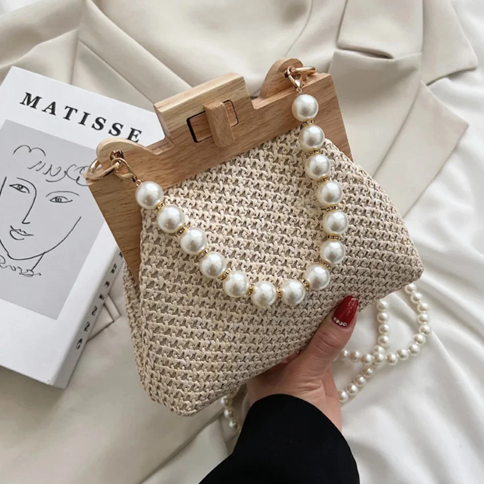 

Модная Плетеная соломенная сумка на плечо для женщин, пляжные сумки с деревянной ручкой и зажимом, новая дизайнерская сумка через плечо с жемчугом, сумки и кошелек