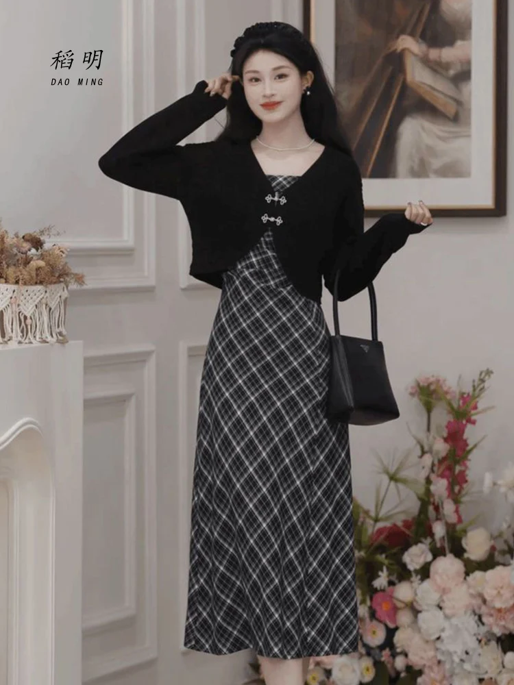 Женская одежда в клетку во французском стиле. Цельное платье на бретельках. Весна