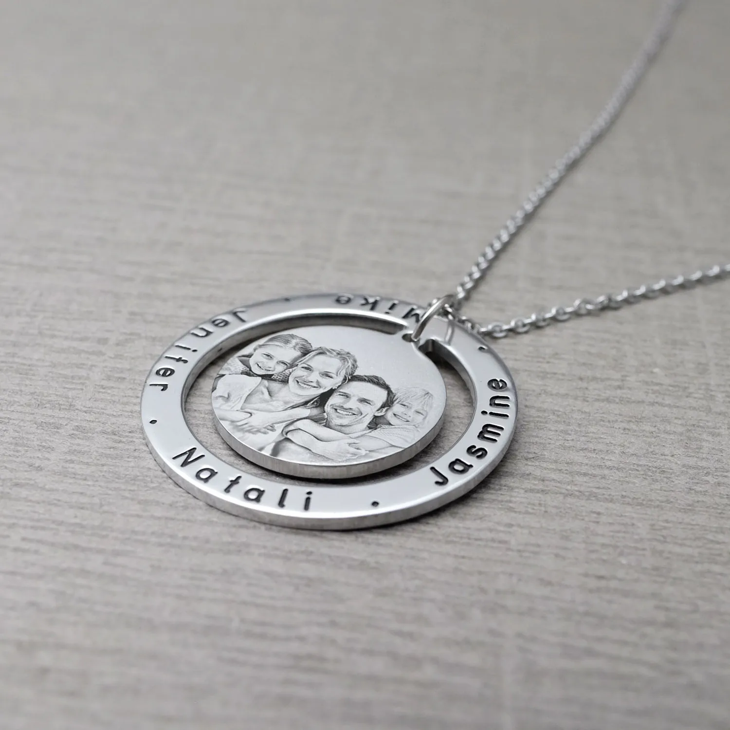 ретро брелки. квадратный медный медальон. медальон для собаки с гравировкой заказать. медальоны на заказ. эмеральд медальон.