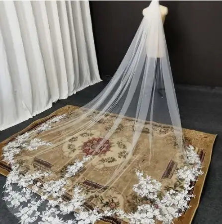 

White tulle, black lace( without sequins),3.5 meters long, 3 meters wide, one layer, with comb