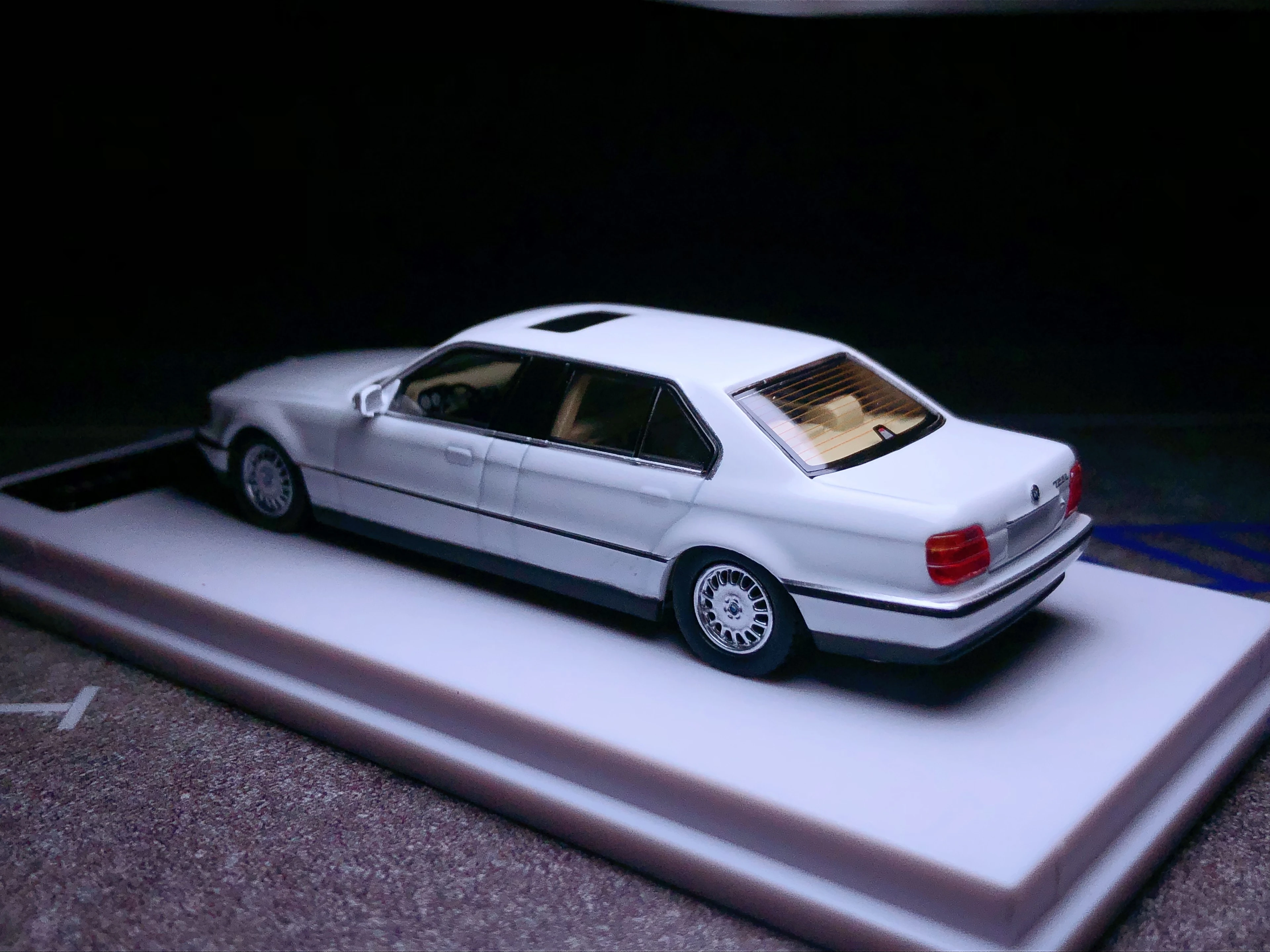 DCM 1:64 белая модель BMW 728il седан