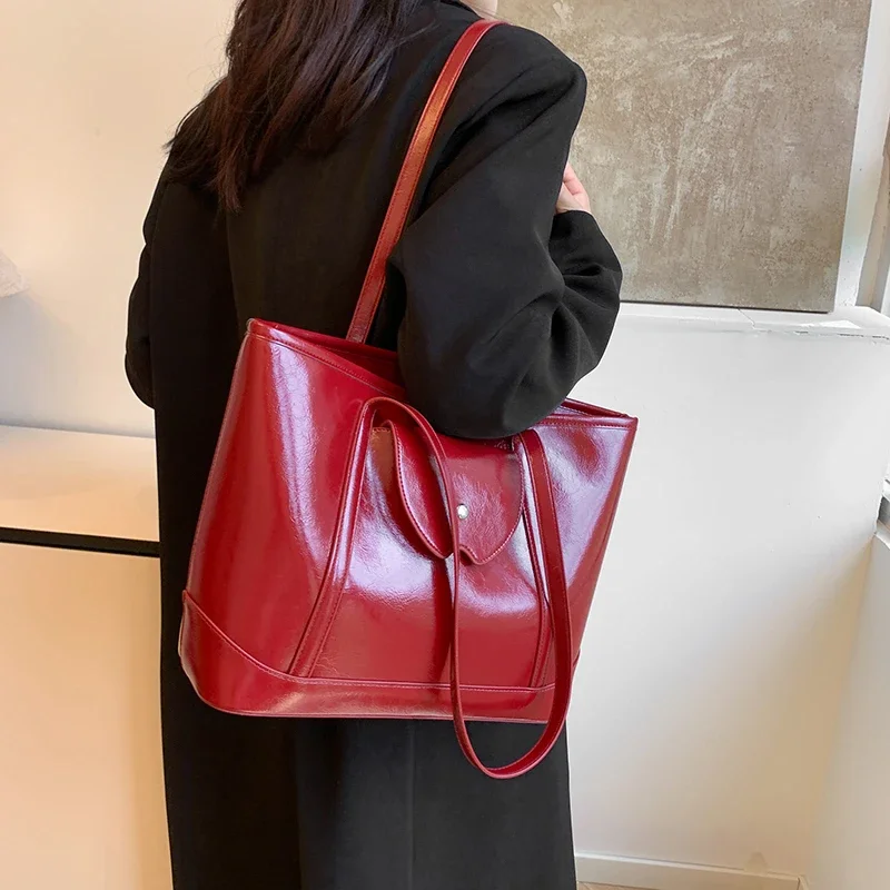 Вместительная сумка с усовершенствованной текстурой для женщин модная на плечо