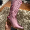 Botas de vaquera hasta la rodilla para mujer, zapatos occidentales bordados con punta estrecha y tacón grueso, color rosa, invierno, 2023 3