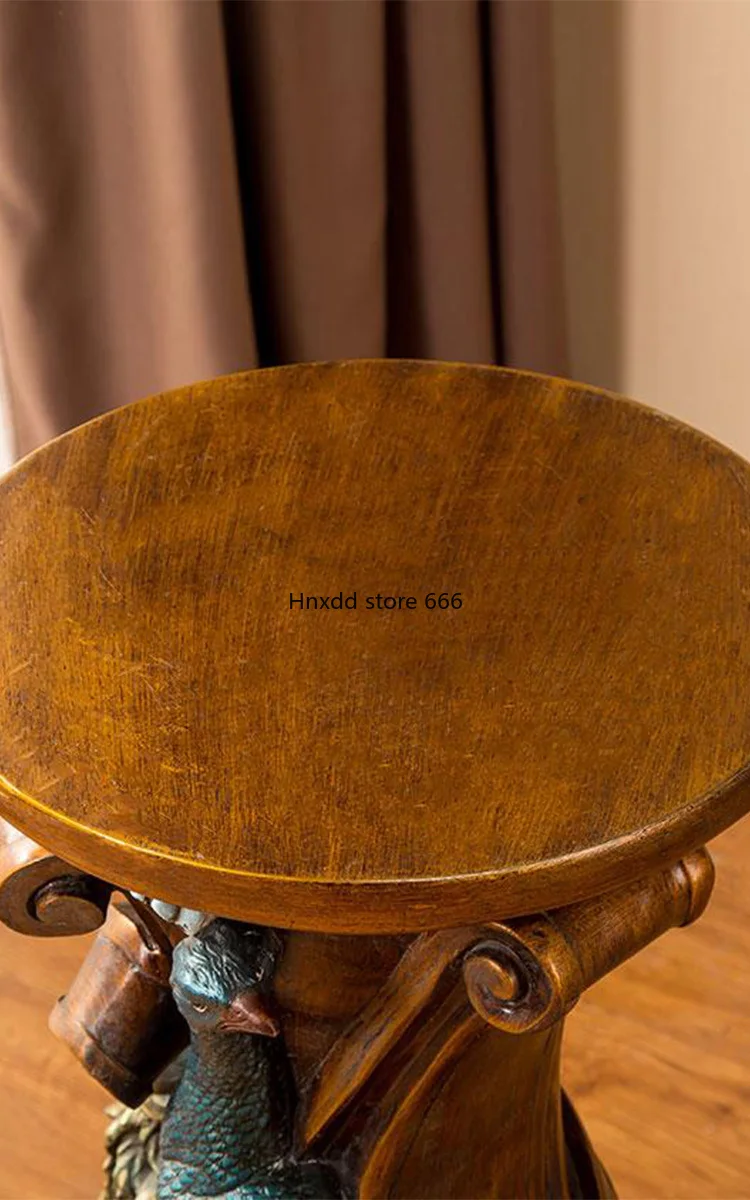 Украшение в виде павлиньих римских Колон от пола до фотошкафа