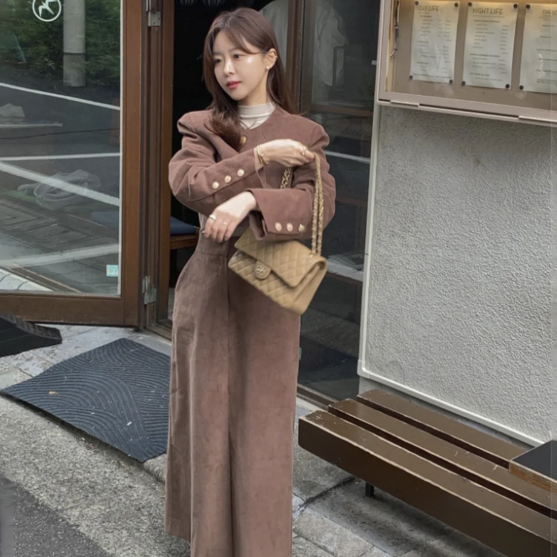 Короткая вельветовая куртка с лацканами в винтажном дизайне украшенная металлом