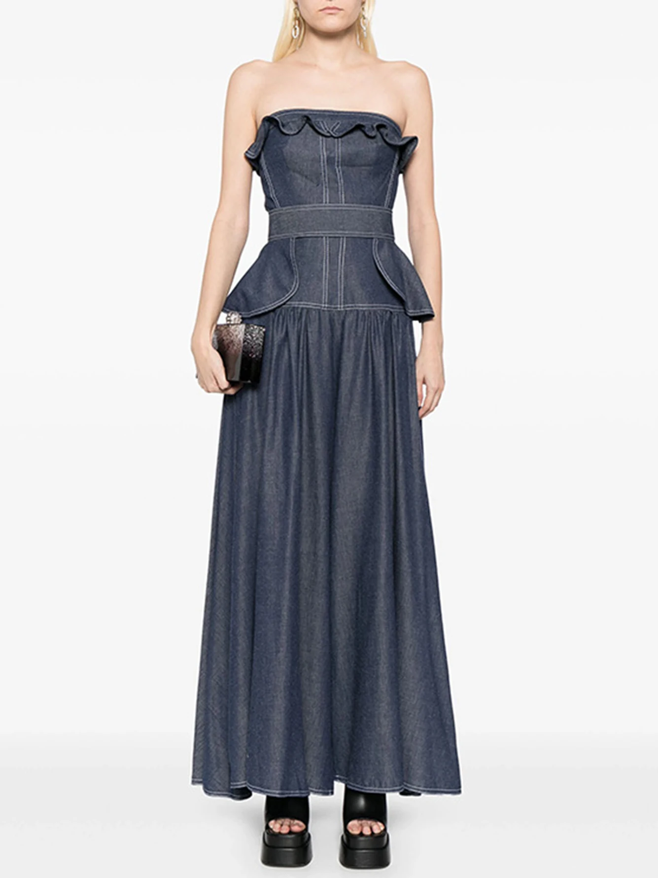 Женское джинсовое платье без бретелек с открытой спиной и оборками