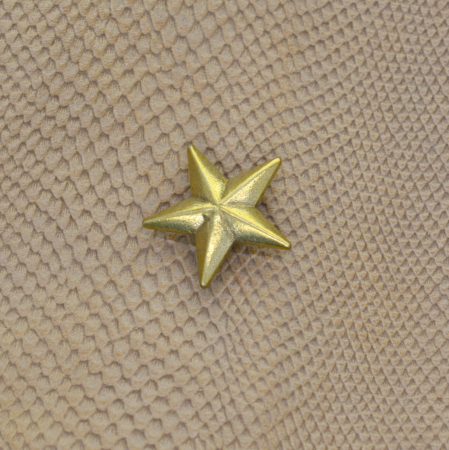 

2 pcs 1inch Brass 3D Simple celtic flag star Concho Leather Decor Screw Back rivet mounting Your Belt, Saddle Blanket Hat wallet