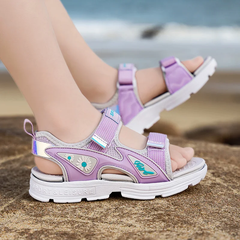 

Новинка 2023, летние сандалии для девочек, для улицы, искусственная кожа, легкая Нескользящая повседневная обувь, красивые розовые, фиолетовые спортивные сандалии для девочек