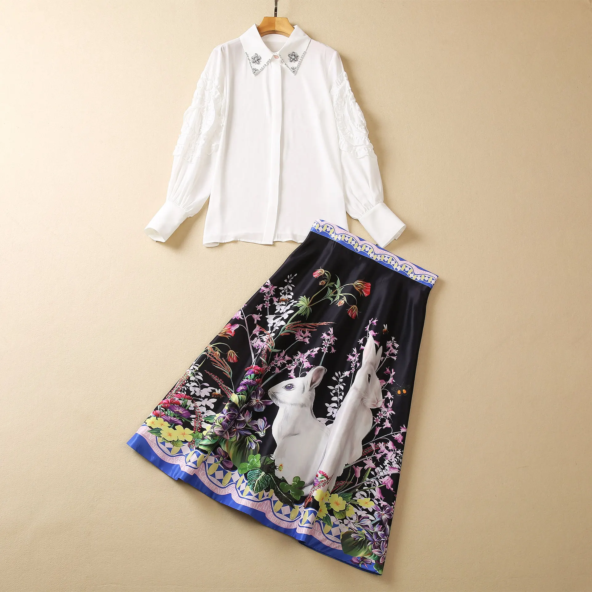 

Женская одежда в европейском и американском стиле, новинка весны 2023, рубашка с длинными рукавами и отворотом из бисера, юбка с принтом кролика, модный костюм