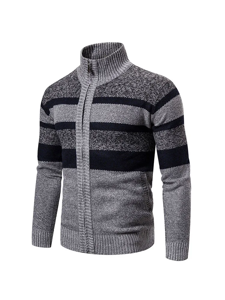 

Мужской трикотажный свитер в полоску с длинным рукавом и воротником-стойкой