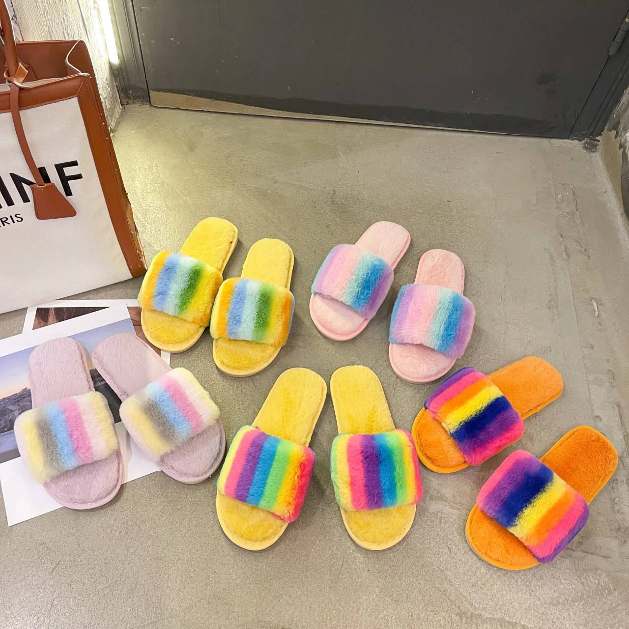 

Low Shoes Multicolored Sandals Flock Slippers Flat Luxury Slides Fur Flip Flops Slipers Women Designer Plush Massage 2022 Basic