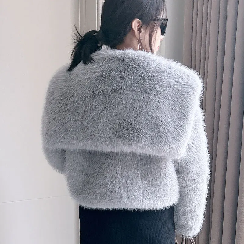 Осенне-зимнее короткое пальто с искусственным лисьим волосом