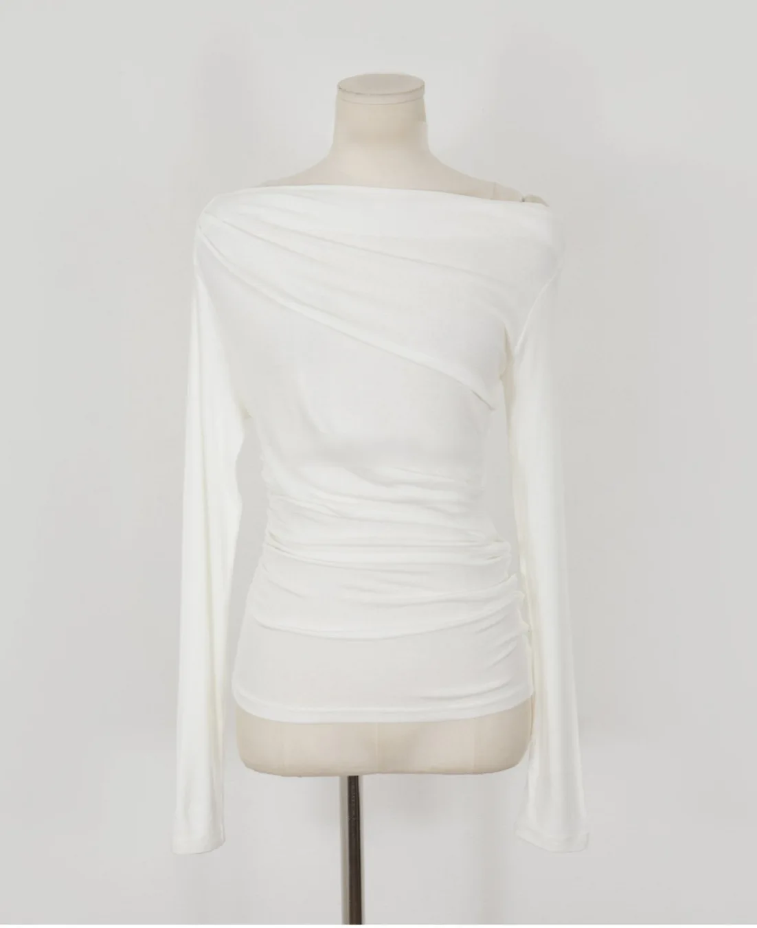 Женская футболка с косым воротником однотонная облегающая короткая открытыми