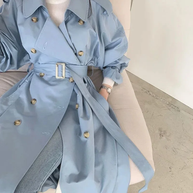 Корейская ветровка средней длины с поясом женский дизайн разрезом на спине и