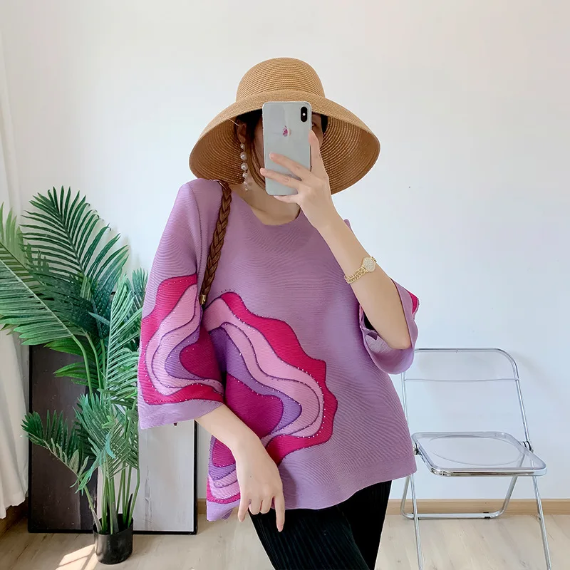 

Женская футболка с круглым вырезом, короткими рукавами-фонариками и стразами