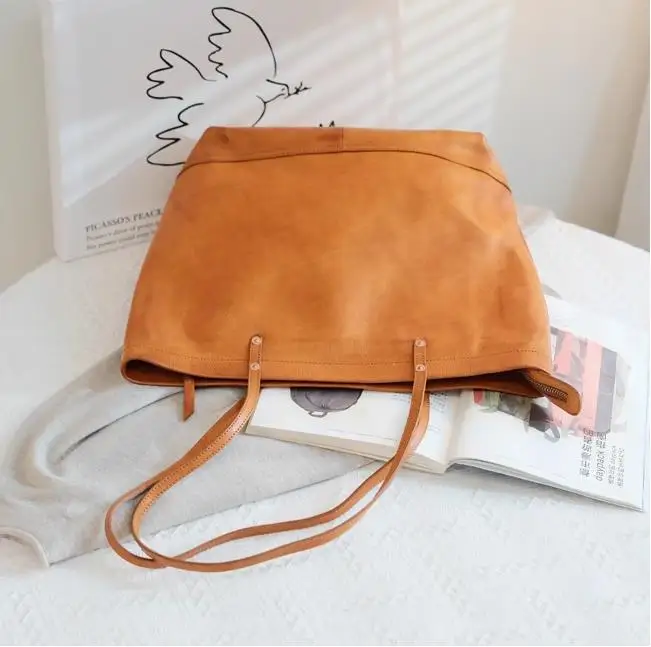 Сумка-тоут женская из мягкой кожи на молнии вместительный нишевый портфель для