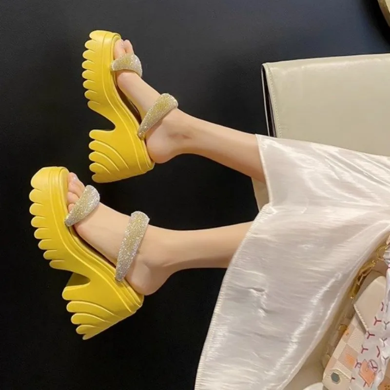 

Женские босоножки на высоком каблуке, со стразами