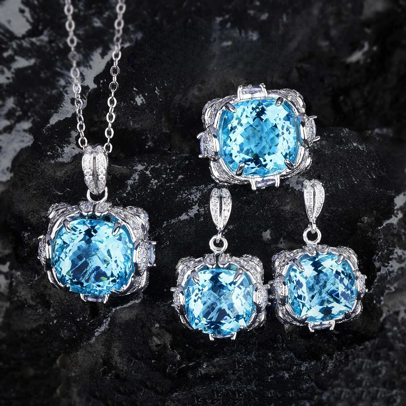 

Комплект из колье, серёг и кольца, из серебра 925 пробы