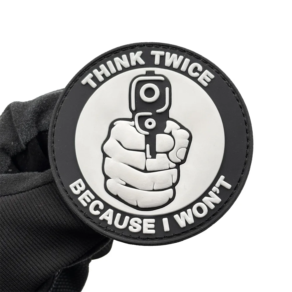 Фото Тактическая нашивка Think Twice из ПВХ с креплением на липучке, предупреждающая нашивка в форме пистолета, декоративный значок для активного отдыха, 4 варианта цвета №2