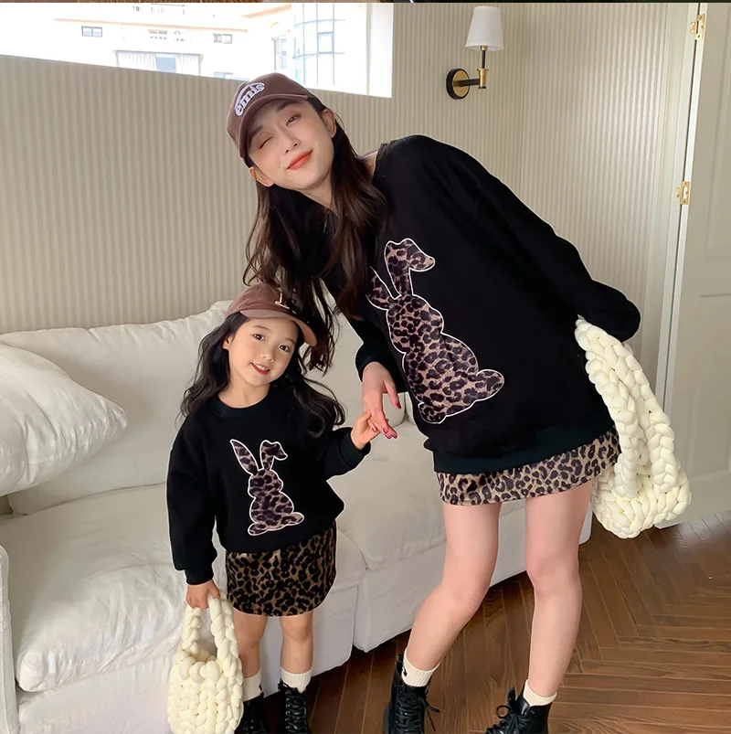 

Winter Mom And Daughter Matching Outfits Fashion Mommy Baby Girl Clothes Women Clothing Sets Kids Leopard Sweatshirt Skirts Suit