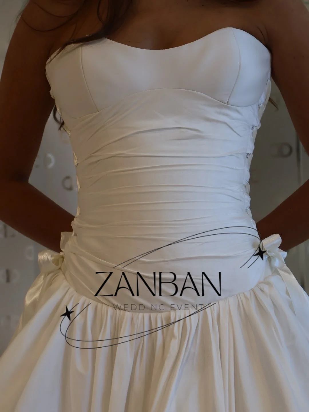 Фото Свадебное платье ZanBan Simple Satin 2026 для фотосессии в Корее, без рукавов, в пол, с корсетом и лентами, на заказ №4