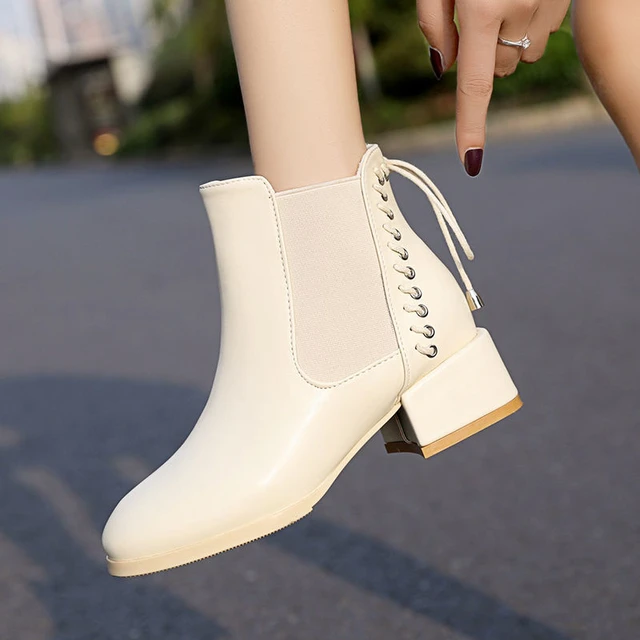 осенние туфли женские. тонкие ботинки женские. тонкие ботинки женские. бот стиль. Woman fashion boots autumnal.